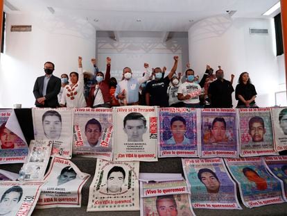 Familiares de los 43 estudiantes desaparecidos en Ayotzinapa, este marzo en la Ciudad de México.