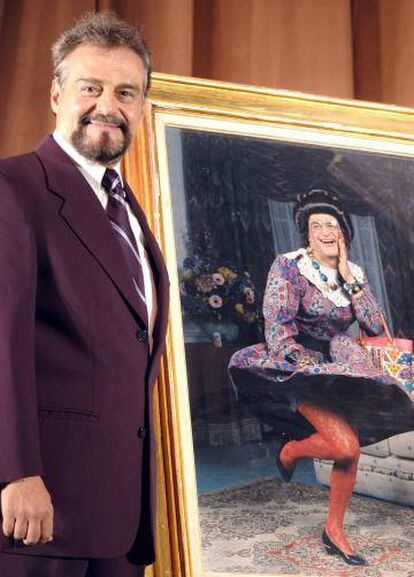 El actor mexicano Gonzalo Vega con una foto de su personaje, 'La señora presidenta'.