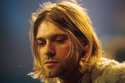 El 8 de abril de 1994, Gary Smith notó algo extraño en el invernadero de la casa de Kurt Cobain en Seattle. Al principio, creyó que era un muñeco. Más tarde declararía: “Me di cuenta de que tenía sangre en la oreja y una escopeta sobre el pecho, apuntando a su barbilla”. El escenario estaba lleno de notas de despedida, colillas de cigarros y una toalla para limpiar la sangre. Según el forense, Cobain se había suicidado tres días antes, el 5 de abril. Había fallecido el gran icono de la música grunge y el último gran icono del rock. De ahí que tantos otros artistas le hayan rendido homenaje.