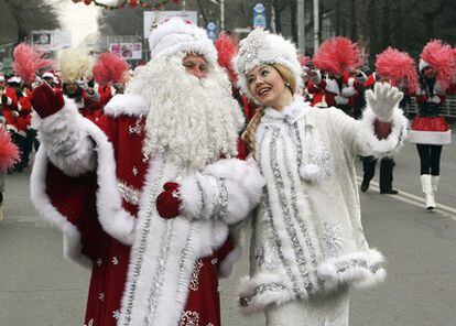 Padre Escarcha, el equivalente a Santa Claus, junto a la Doncella de Nieve durante la marcha de año nuevo que se celebra en Bishkek, capital de la ex república soviética de Kirguistán.