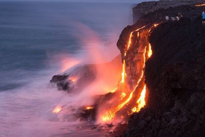La lava del Puu Oo cae directamente al mar.