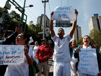 Trabajadores del Instituto Mexicano del Seguro Social protestan este martes, en Ciudad de México.