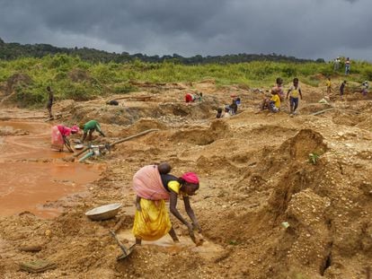 Menores trabajan en las minas de Yassa, en Camerún