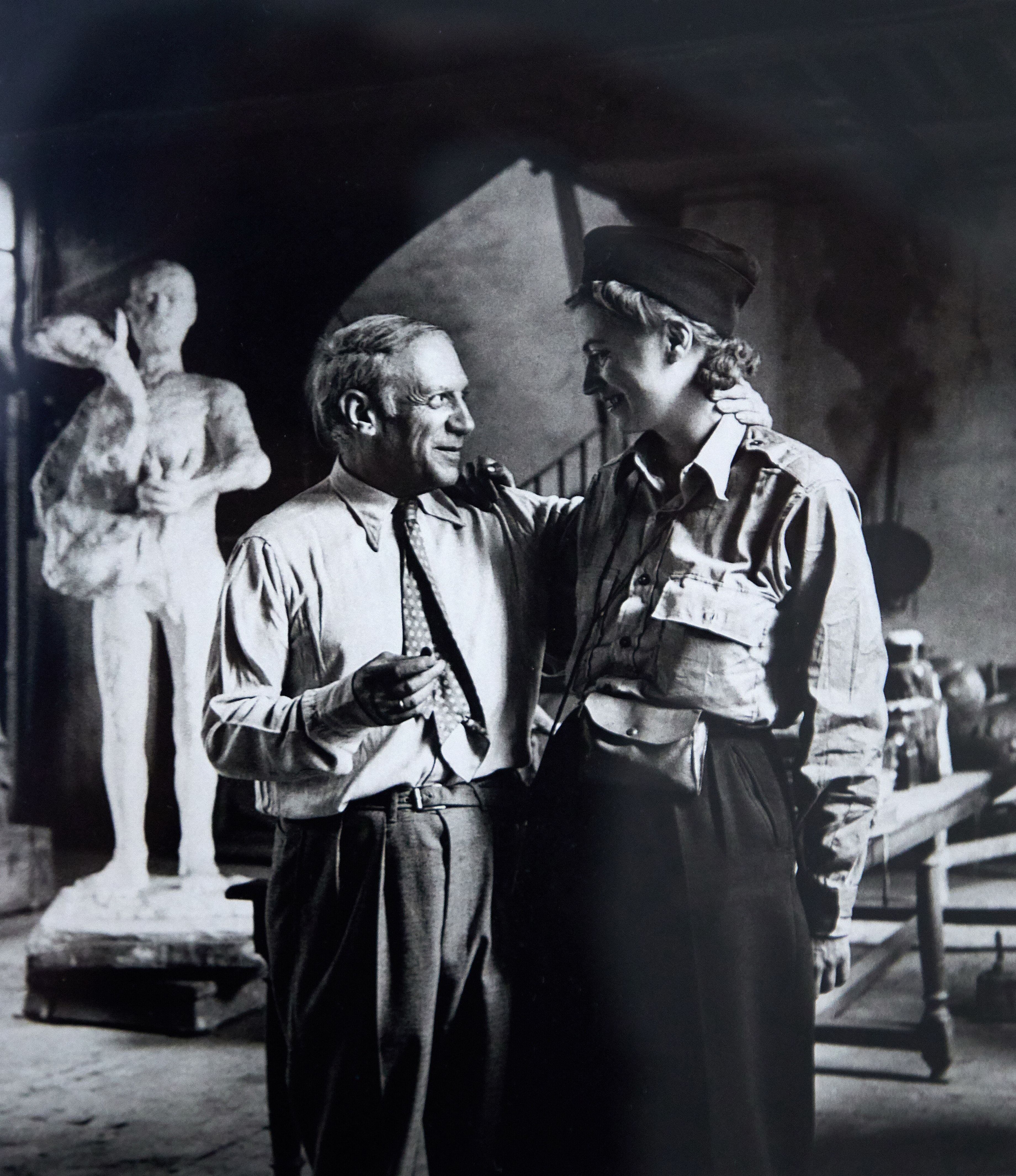 Pablo Picasso y Lee Miller, en el estudio del primero en París, en 1944.