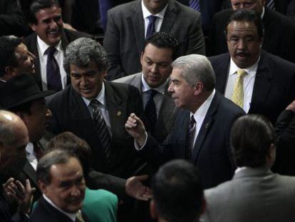 Los diputados discuten por la terna de posibles vicepresidentes.