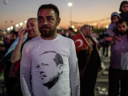 Un partidario de Erdogan en un mitin el s&aacute;bado.