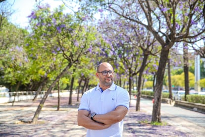 Anas El Hadri, mediador sociocultural y marroquí residente en Sevilla, viajará este año en avión a Tánger ante la cancelación de la Operación Paso del Estrecho.