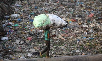 Un hombre transporta una bolsa llena de plástico reciclable cerca en Nueva Delhi el pasado mayo.
