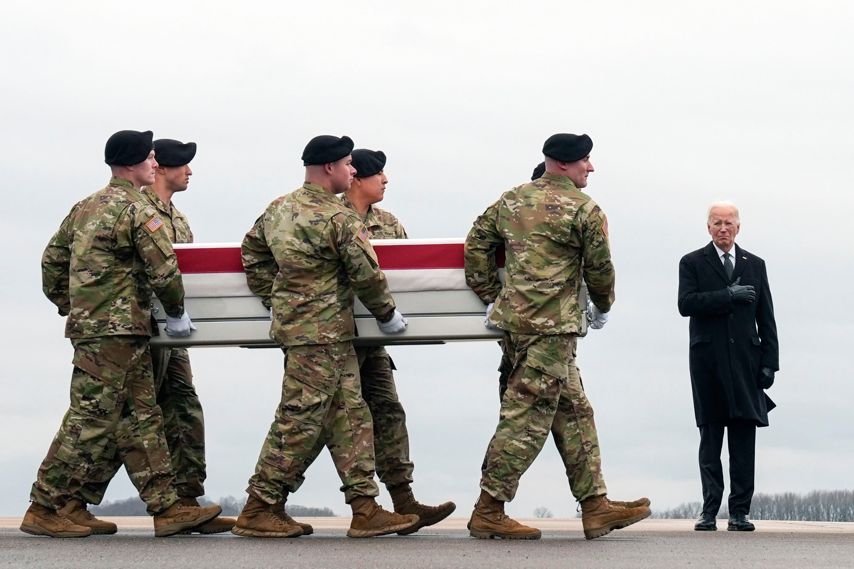 Joe Biden, ante el féretro de uno de los soldados muertos en Jordania, el viernes en Dover.
