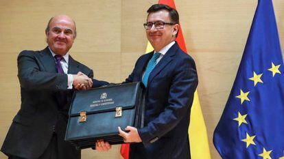 Román Escolano recibe la cartera de ministro de Economía de Luis de Guindos.