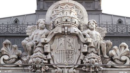 Escudo en la fachada del Banco de España de Madrid.
