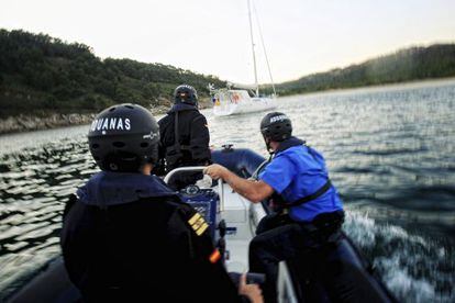 Agentes aduaneros abordan un barco sospechoso en la ría de Vigo en junio de 2011.