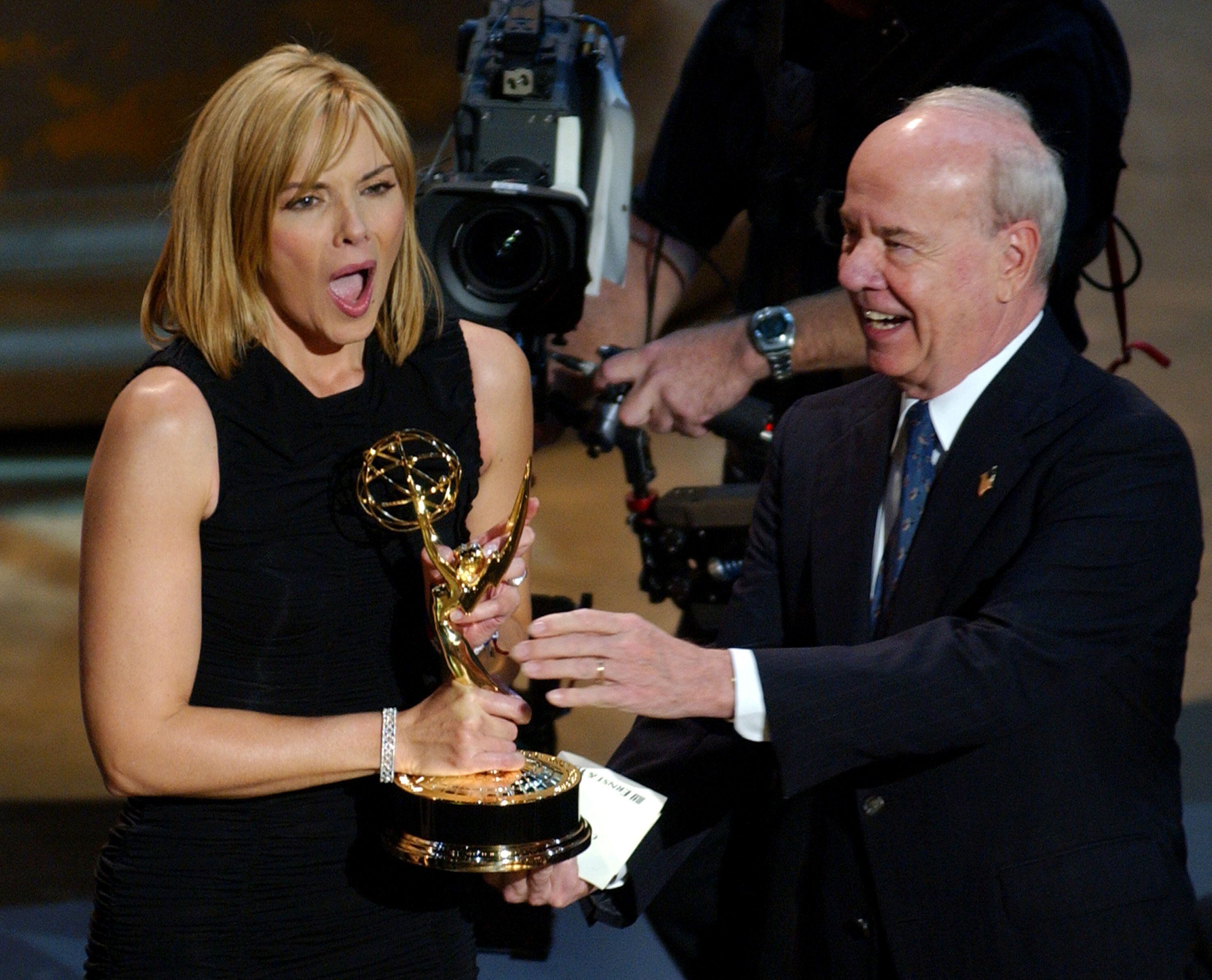 Tim Conway entrega a Kim Cattrall un Emmy a 'Sexo en Nueva York' como mejor serie de comedia en la gala número 53 de los premios.