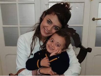 Maider y su hija sonríen en encuentro de ambas en Orán (Argelia) a finales de 2020.