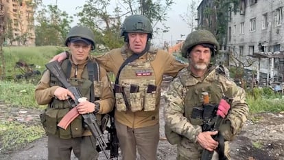 Imagen del vídeo de Wagner en el que su fundador, Yevgueni Prigozhin (centro), anuncia el inicio de la retirada de sus mercenarios de la ciudad oriental ucrania de Bajmut.