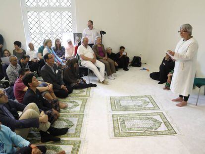 Seyran Ates, de pie a la derecha, durante la apertura de la mezquita Ibn-Rushd-Goethe en Berl&iacute;n. 