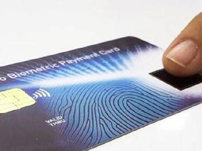 Imagen de la compañía de seguridad Gemalto que muestra su modelo de tarjeta con lector de huellas.