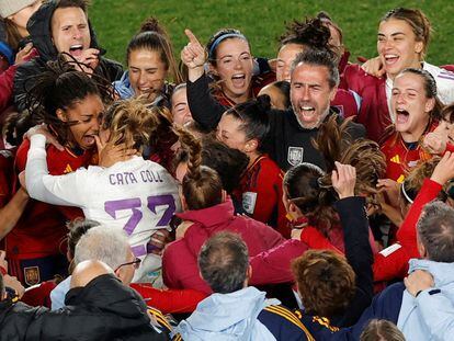 El seleccionador Jorge Vilda y las jugadoras de la selección española celebran el pase a la final en el Mundial de Fútbol.