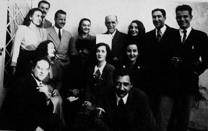 Imagen de la Generación del 45 en Uruguay, figuran entre otros, Benedetti, Idea Vilariño, Amanda Berenguer y en el centro, Juan Ramón Jiménez.