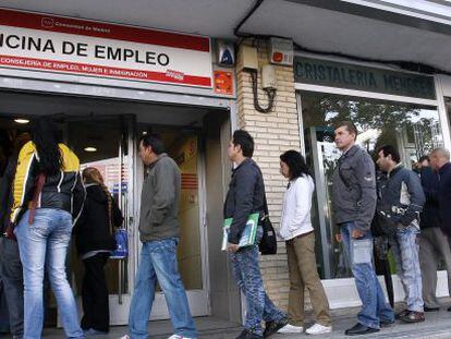 Desempleados frente a una oficina de empleo en Madrid