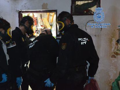 Agentes de la Policía Nacional en la casa donde fue emparedado el cadáver de María Isabel de la Rosa, en 2021.