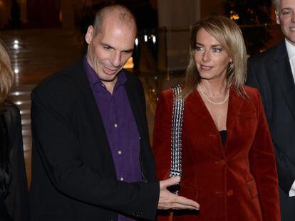 El ministro de Economía griego, Yanis Varoufakis, con su esposa, Danae Stratou, en una convención económica en Atenas el 4 de marzo pasado.