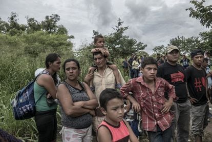 La familia López, proveniente del departamento de Ocotepeque, Honduras, espera poder cruzar en una balsa todos juntos.
