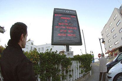 Panel informativo del Ayuntamiento de Oleiros (A Coruña) en el que se tacha a Sharon de asesino.