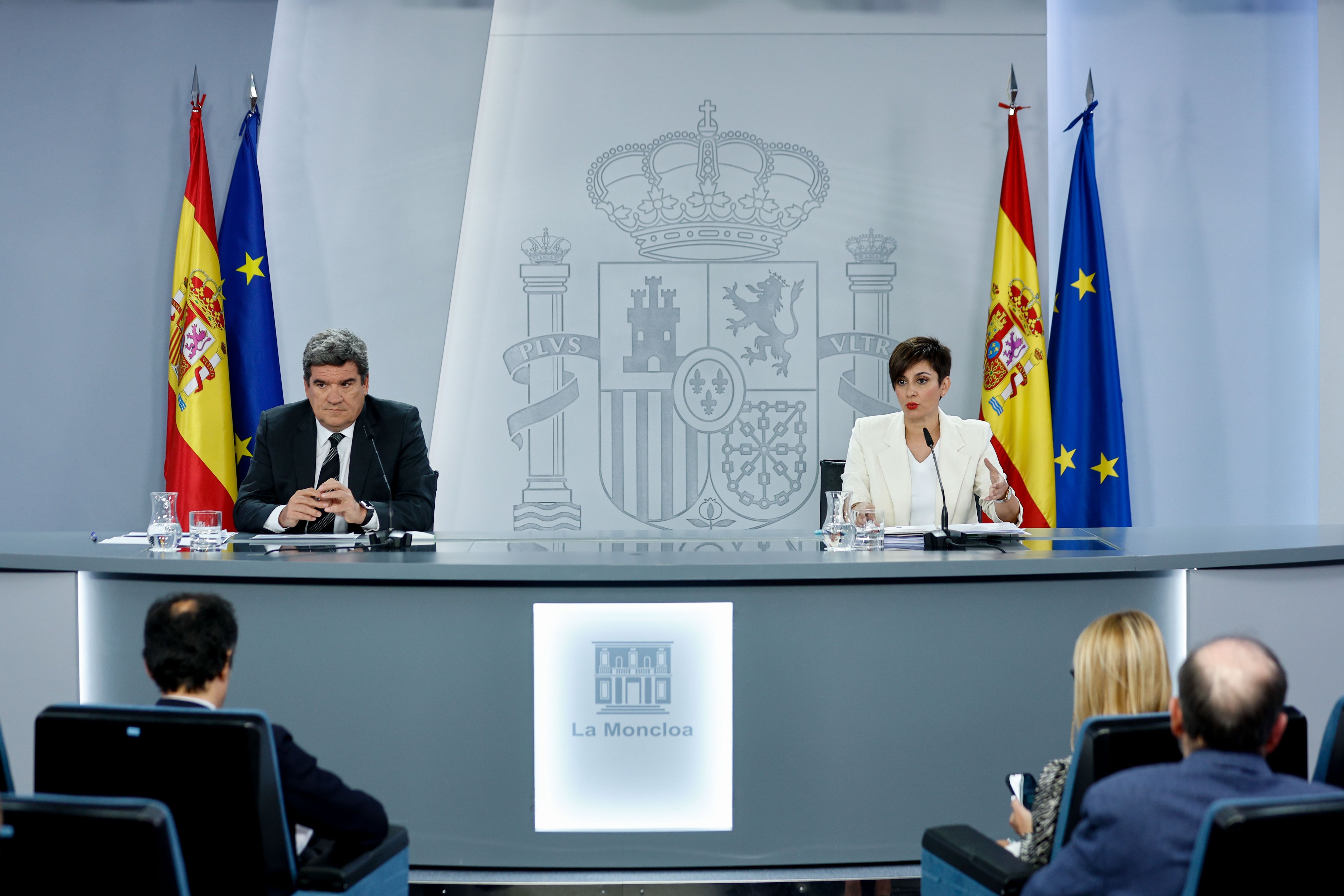La portavoz del Gobierno, Isabel Rodríguez (a la derecha) y el ministro de Seguridad Social, José Luis Escrivá, durante la rueda de prensa, este martes.