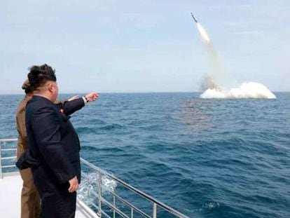 Kim Jong-un supervisa el lanzamiento del misil bal&iacute;stico.