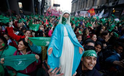 Partidarios del aborto legal levantan una virgen con el pañuelo verde, color que identifica la campaña a favor del Sí.