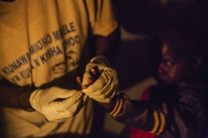 Salomon, de ocho años, tienen malaria, como la mayoría de sus nueve hermanos. En el centro de salud de Tushunguti le hacen las pruebas para el diagnóstico.