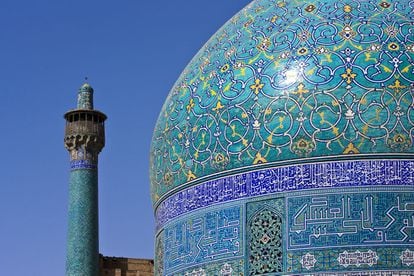 Completamente cubierta de azulejos azules y amarillos, distintivo de la ciudad donde se levanta, la mezquita del Imán, en Isfahan (Irán), es patrimonio mundial. Su preciosa estructura del siglo XVII parece cambiar de color en función de la luz.