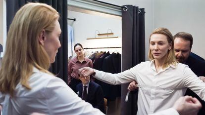 Cate Blanchett y, en segundo plano, Noémie Merlant, en una escena de 'Tár'.