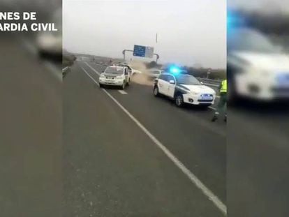 Recorre 40 kilómetros en sentido contrario y embiste a la Guardia Civil