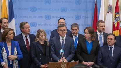 El ministro de Exteriores de Ucrania, Dmitro Kuleba (centro), este viernes junto a otros homólogos europeos tras la sesión de la Asamblea General de la ONU.