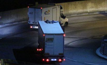 os inmigrantes sobre el techo de un camión en el eurotúnel, este viernes.