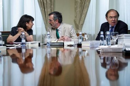 El presidente del Senado, Manuel Cruz, entre los vicepresidentes de la Mesa, Cristina Narbona y Pío García-Escudero.