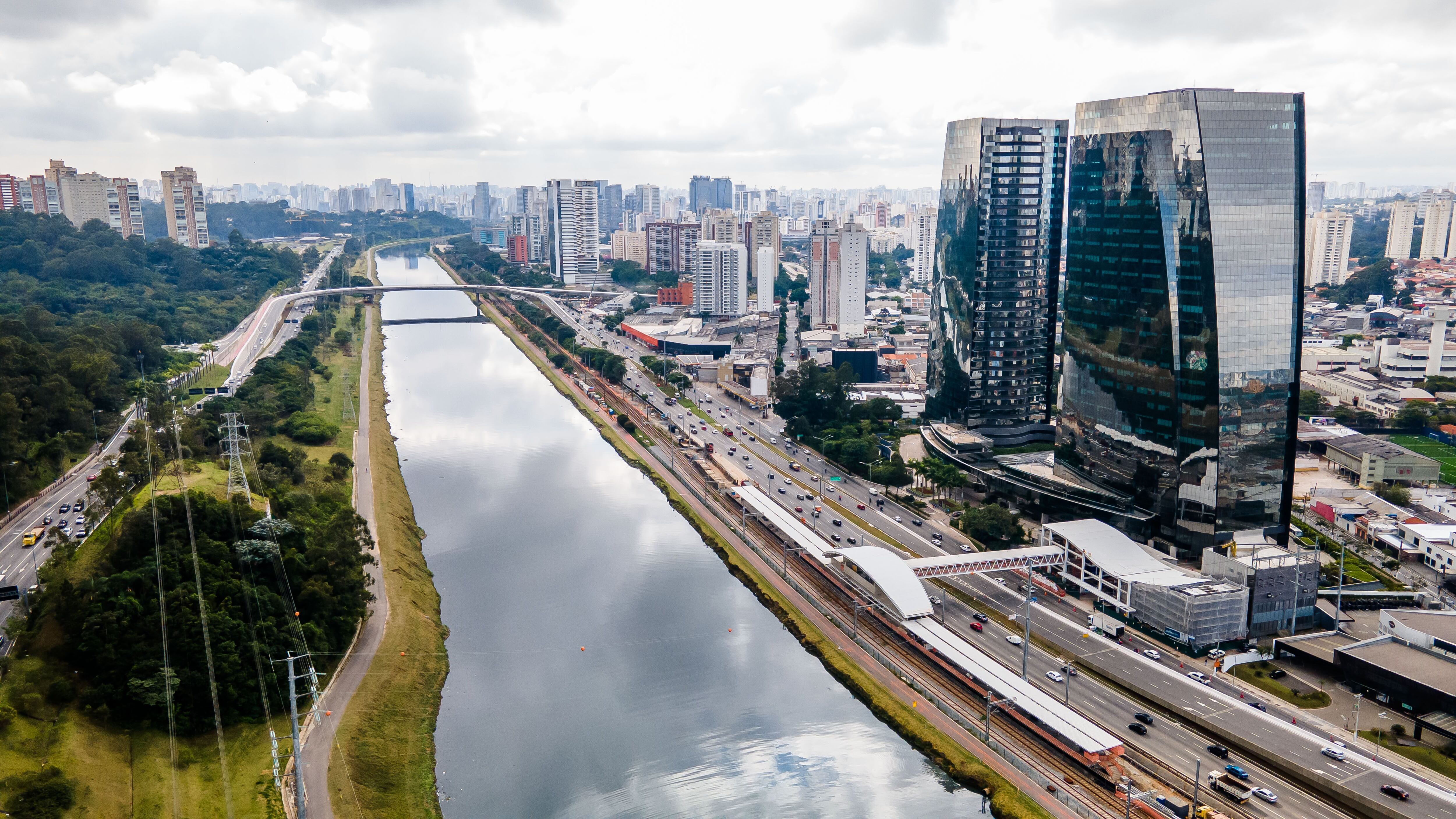 Río Pinheiros y autovía Marginal Pinheiros, en São Paulo.