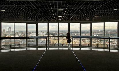 Una mujer contempla el 'skyline' de Madrid desde el Faro de Moncloa.