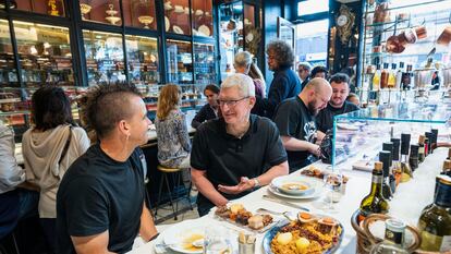 El consejero delegado de Apple, Tim Cook, comparte almuerzo con Dabiz Muñoz, este sábado en Lhardy, en una imagen publicada por el directivo en su cuenta de X.