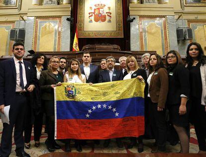 Albert Rivera posa con los opositores venezolanos en el Congreso. 