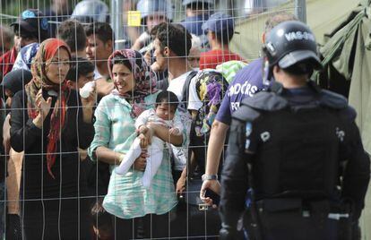 La policía vigila el centro de recepción de inmigrantes en Roszke, Hungría.