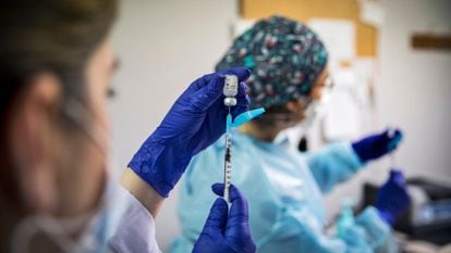 Personal sanitario prepara dosis de la vacuna de Pfizer en el centro de salud de Catarroja en Valencia, el lunes.