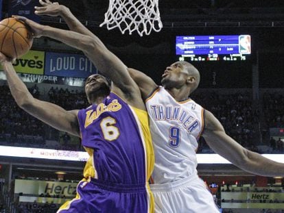 Earl Clark y Sergio Ibaka disputan una pelota.