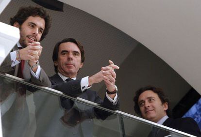 José María Aznar sigue desde la tribuna de invitados del Ayuntamiento de Madrid el pleno extraordinario en el que su esposa, Ana Botella, fue elegida nueva alcaldesa de la capital, acompañado por su hijo Alonso y su yerno, Alejandro Agag.