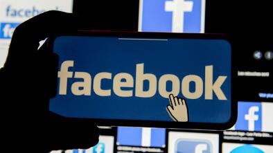 El logo de Facebook, en un teléfono móvil.