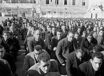 Presos republicanos en la cárcel de Porlier, durante una misa el día de Navidad de 1943. Después de la misa, un recluso leyó una lista de 101 condenados a muerte a los que Franco había conmutado la pena por las fiestas navideñas.