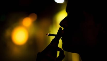 Una sòcia fuma un porro en un club cannàbic.