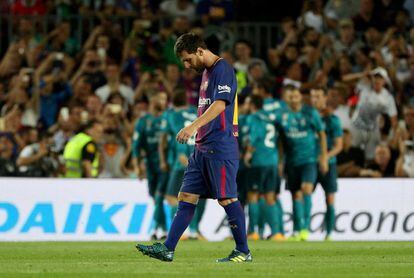 Lionel Messi abatido tras un tanto del Real Madrid.